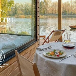 Table dressée au bord du canal de Briare – Escapade Gourmande au Domaine du Canal